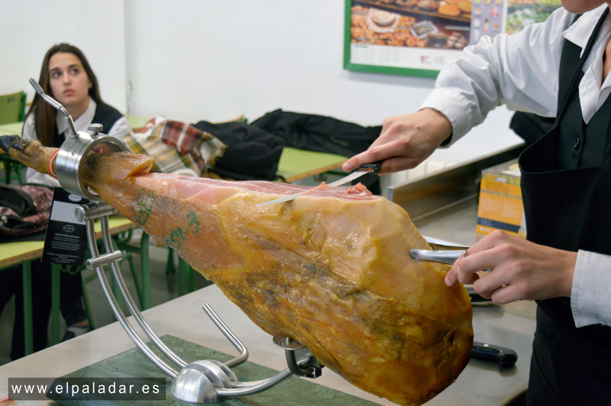 curso corte jamón alumnos de hostelería Mª Cardona