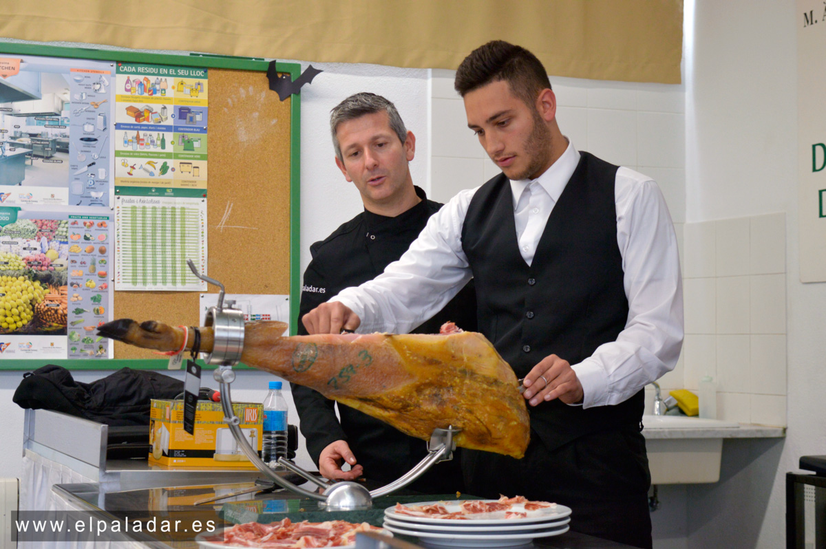 curso corte jamón alumnos de hostelería Mª Cardona