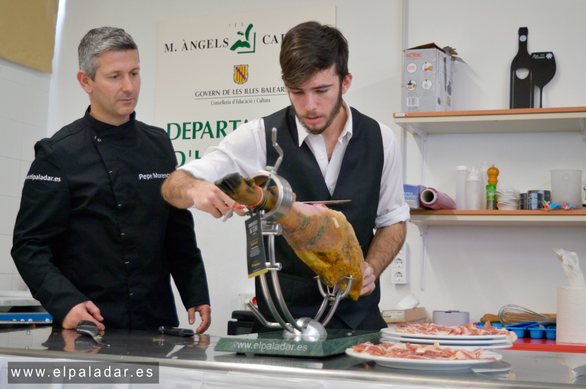 curso corte jamón alumnos de hostelería Mª Cardona