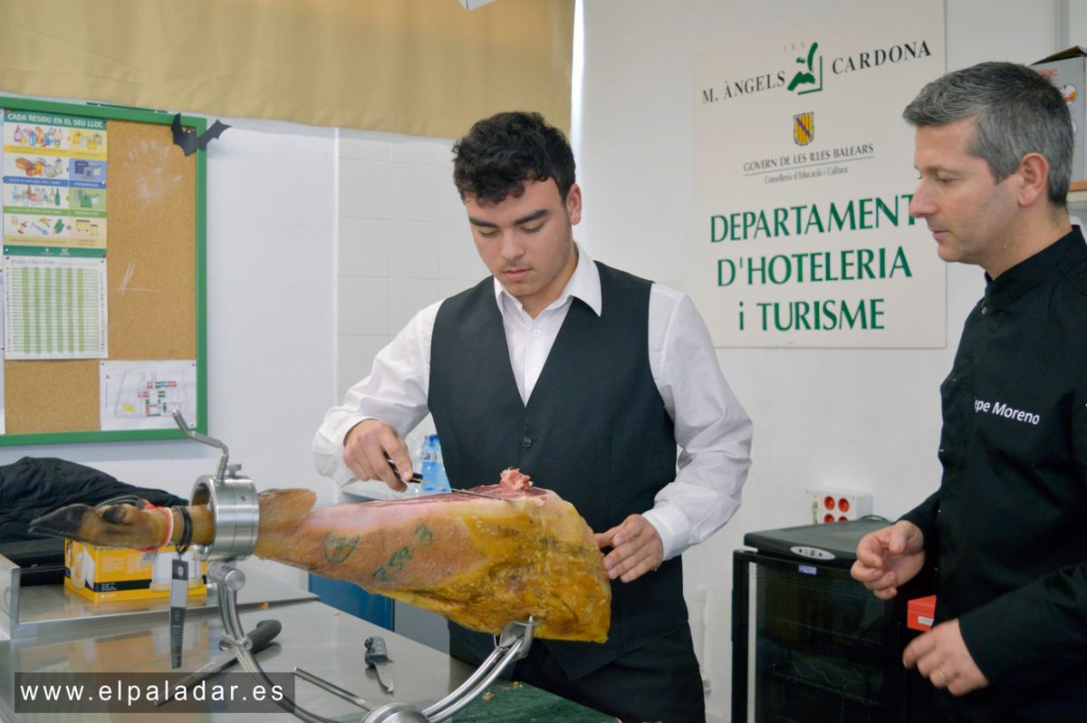 curso corte jamón alumnos de hostelería Mª Cardona