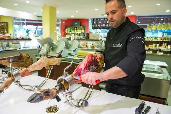 profesional en el corte jamón