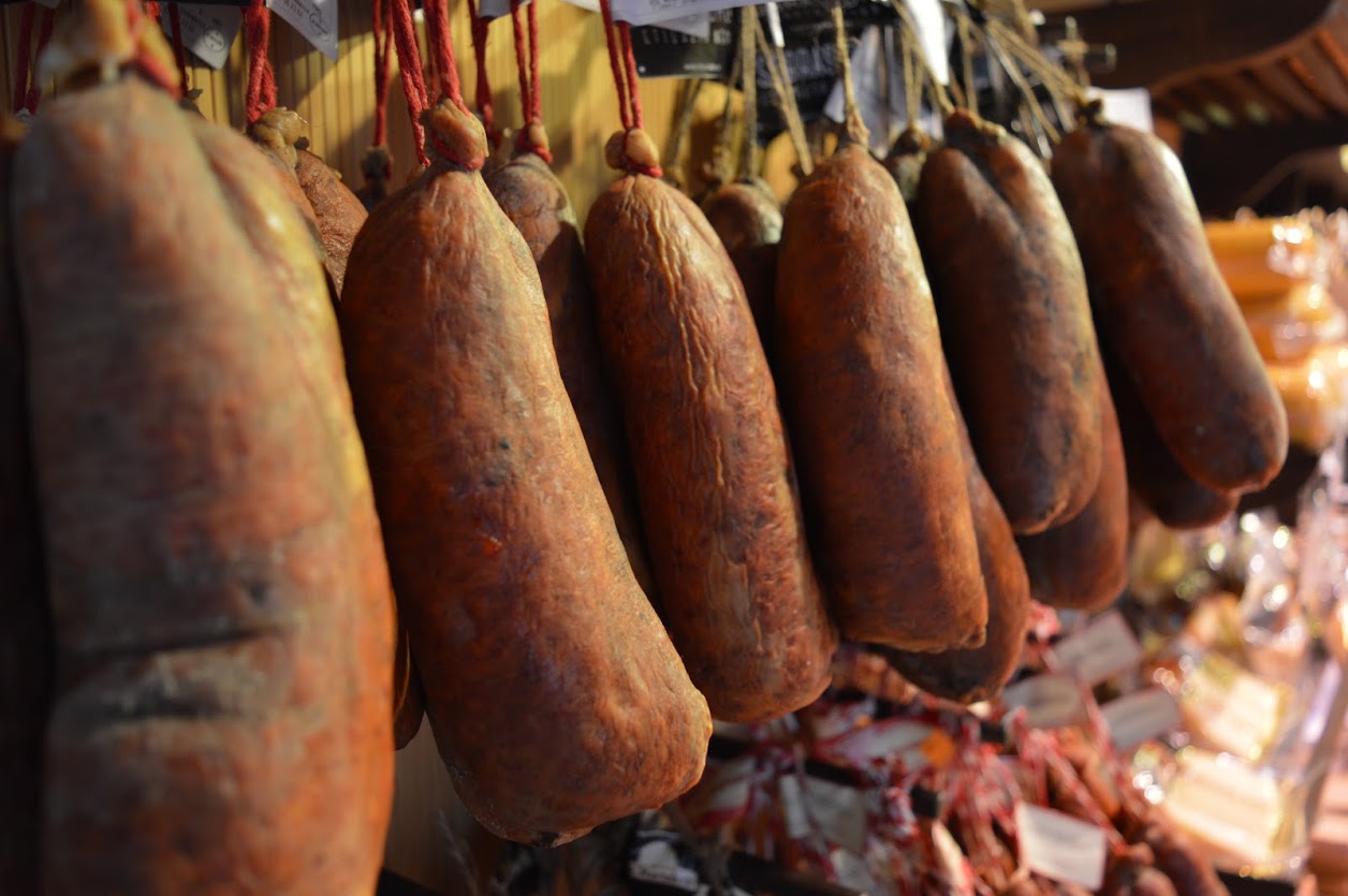 Sobrasada de menorca colgadas en la tienda El Paladar Centro