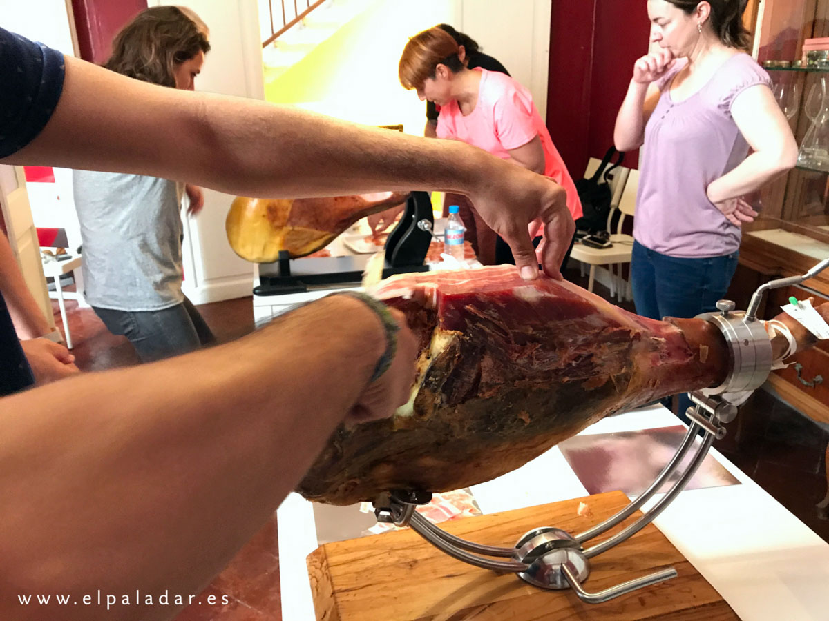 corte jamón hogar del Pollo en Menorca