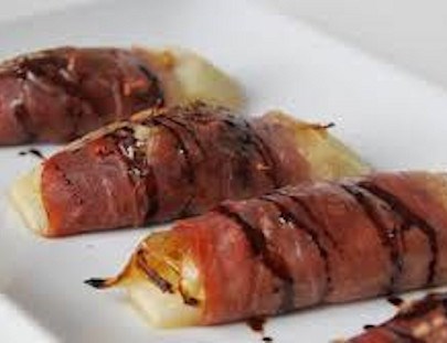 Canutillos de jamón ibérico con cebolla crujiente Canutillos de jamón ibérico con cebolla crujiente