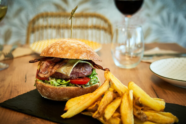 Post: Descubre el Encanto Gastronómico en Menorca: Gastro Bar El Club