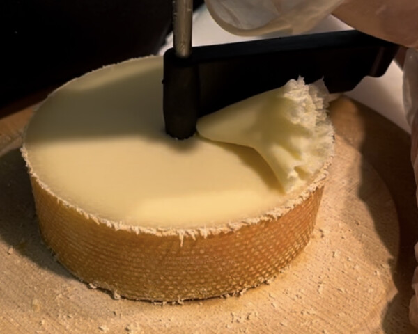 Post: Girolle: El Arte de Cortar el Queso Tête de Moine a la Perfección