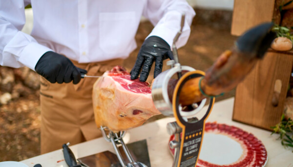 Post: Curiosidades Jamón Ibérico: ¿Cortado a Mano o a Máquina? Descubre la Mejor Elección