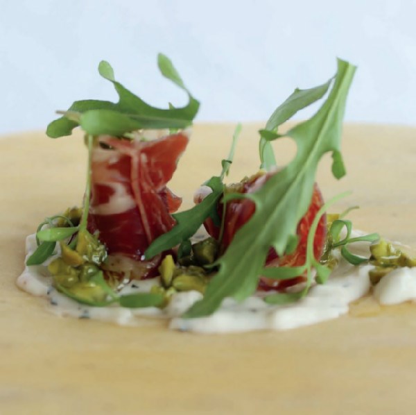 Jamón serrano, crema de queso manchego, rúcula y pistacho Jamón serrano, crema de queso manchego, rúcula y pistacho