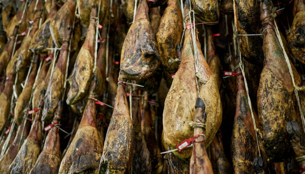 Post: Curiosidades ¿Por qué se cuelgan los jamones? Tradición, técnica y secretos de conservación