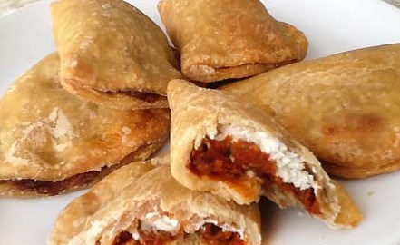 Receta de empanadillas con queso y sobrasada de Menorca