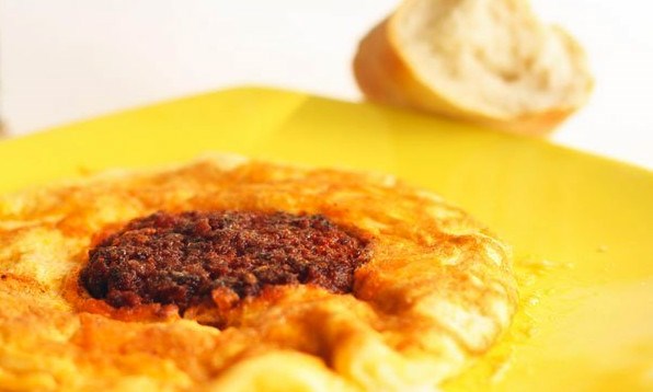 Receta de Tortilla de sobrasada y queso de Mahón.
