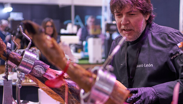 Post: Curiosidades Soportes Jamoneros Afinox: Innovación y Vanguardismo en el Arte de Cortar Jamón