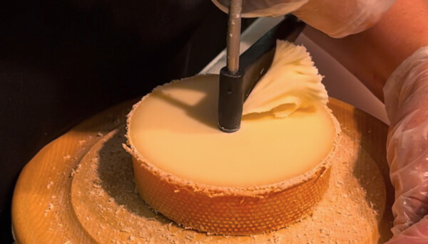 Post: Curiosidades Tête de Moine AOP: Un Queso Suizo de Tradición y Elegancia
