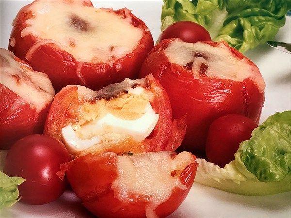 Tomates rellenos con huevo y queso