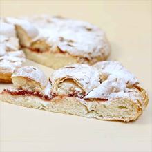 Ensaimada Rellena de Crema de Queso y Confitura de Fresas 800gr. Aprox.