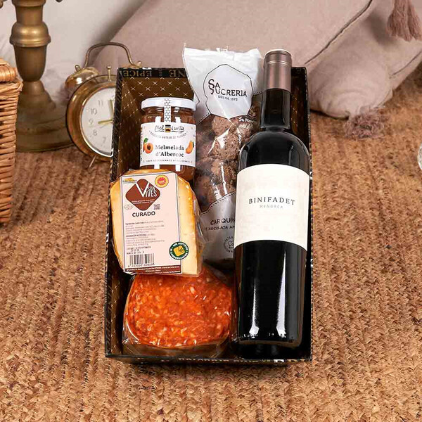Lote 210-25 Menorca — vino, queso, sobrasada y dulces
