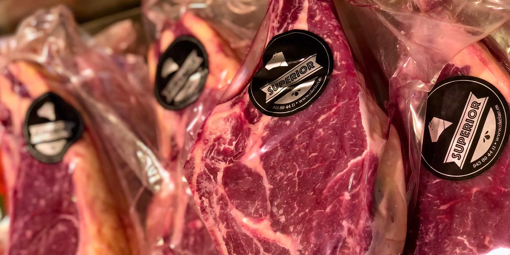 Fotograf&iacute;a de varios chuletones de vacuno envasados al vac&iacute;o, con etiqueta &ldquo;Superior&rdquo; y marmoleado visible. Imagen pensada para contenidos sobre selecci&oacute;n de cortes, conservaci&oacute;n, maduraci&oacute;n y calidad en carne de vacuno.