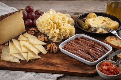 Guía de tabla de quesos de invierno: cantidades, montaje y maridajes tabla de quesos de invierno con anchoas del Cantábrico
