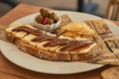 anchoas del Cantábrico con queso en aperitivo de invierno anchoas del Cantábrico con queso en aperitivo de invierno