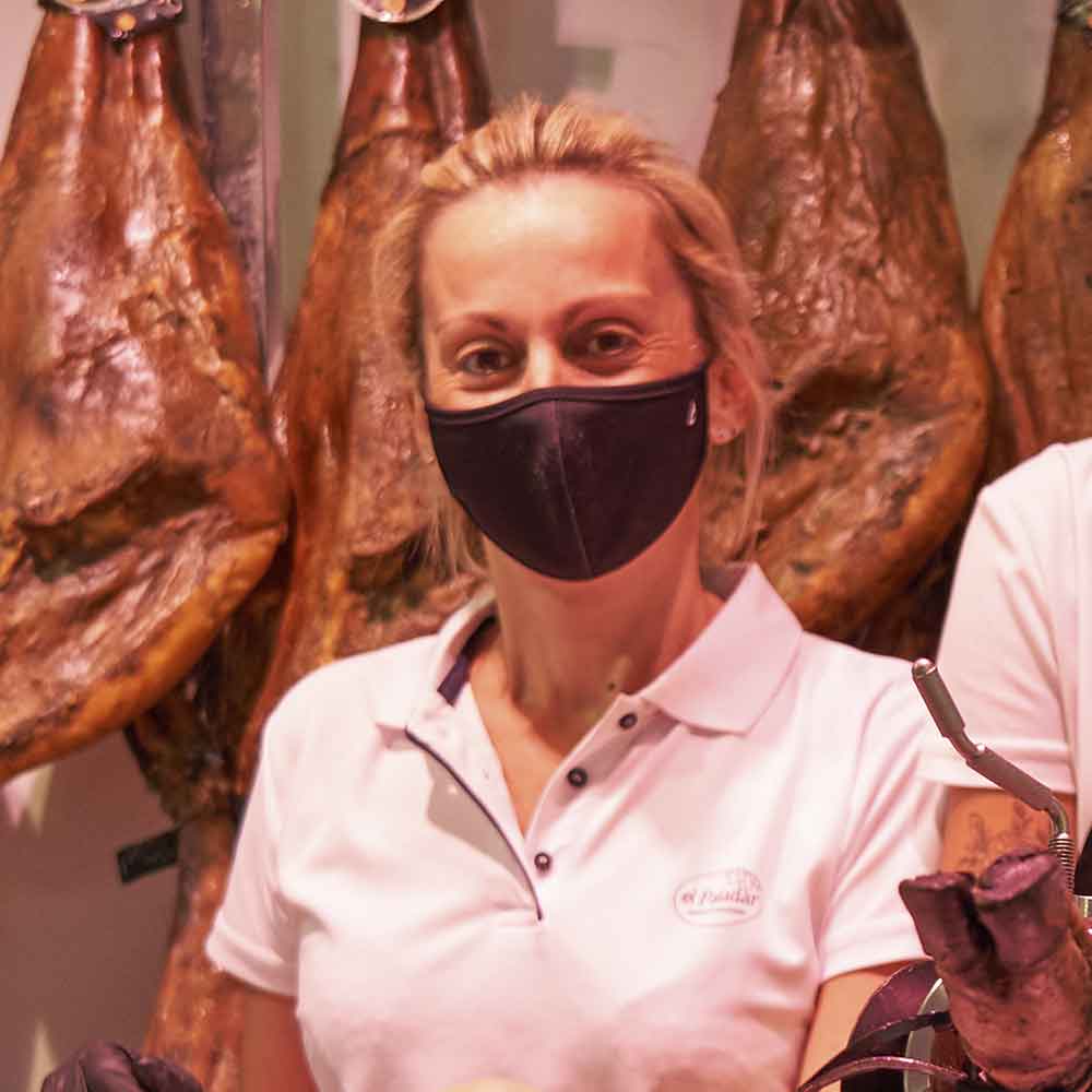 Destaca ante todo profesionalidad, conocedora de todos los productos gourmet así como un excelente trato con todos los clientes y compañeros de trabajo, toda una líder.