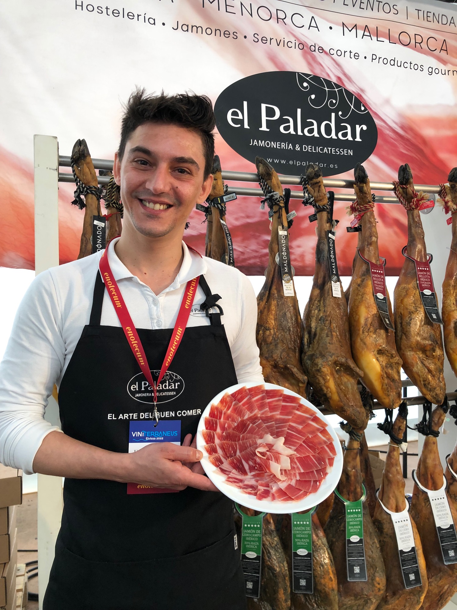 Álvaro Gonzalo. Encargado de El Paladar en Ibiza. Álvaro Gonzalo es el encargado de El Paladar en Ibiza. Con amabilidad, predisposición y una amplia experiencia en el sector de la hostelería, ofrece una visión única al asesorar a nuestros clientes. Además, es un maestro cortador de jamón de renombre. Su destreza y habilidad en el arte del corte del jamón añaden un valor adicional a su labor en El Paladar. Álvaro combina su conocimiento del sector con su pasión por la gastronomía para ofrecer una experiencia excepcional a los clientes. Su actitud positiva, dedicación y habilidades como maestro cortador de jamón lo convierten en un recurso invaluable para El Paladar en Ibiza.