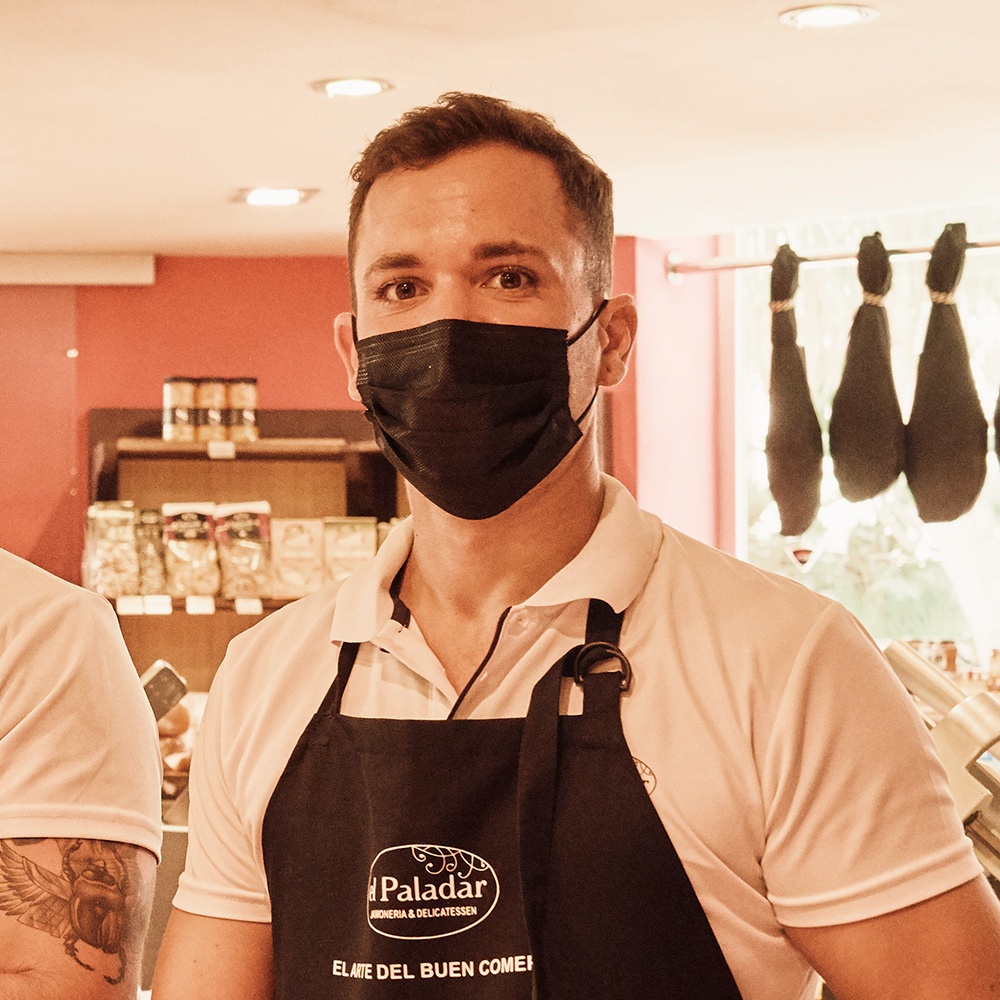 Amable, predispuesto y experimentado en el sector de hostelería le dan una visión diferente a la hora de asesorar a nuestros clientes.