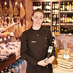Profesional donde los haya, atenta y comprometida con el trabajo y con sus compañeros,
toda una maestra en la preparación de mesas gourmet para eventos.